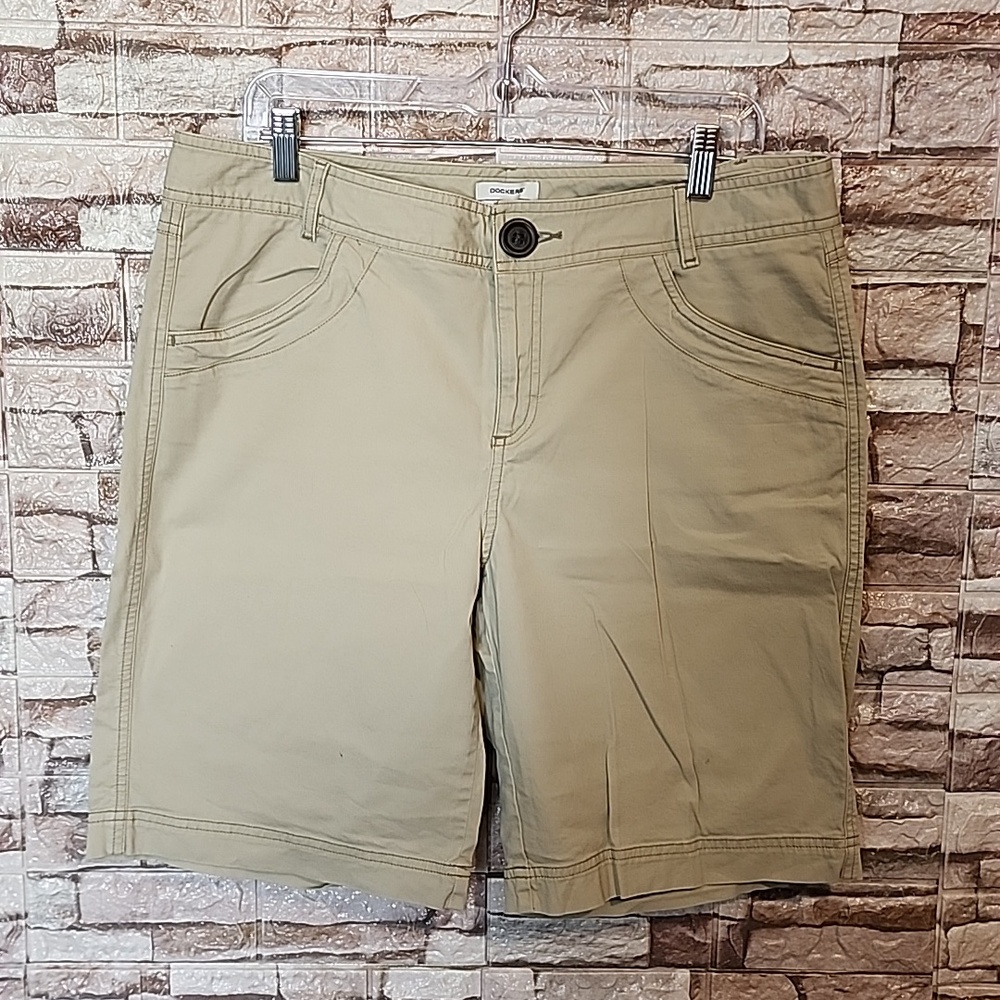 Dockers Favorite Fit   Tan Shorts  98% Cotton